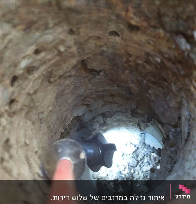 מכשיר בדיקת נזילות בתוך צינור חלול